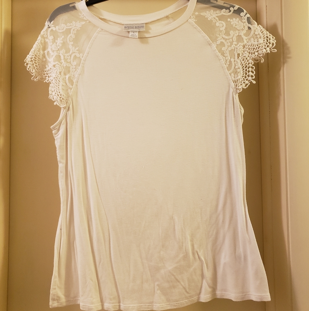 Cute t-shirt with lace sleeve detail